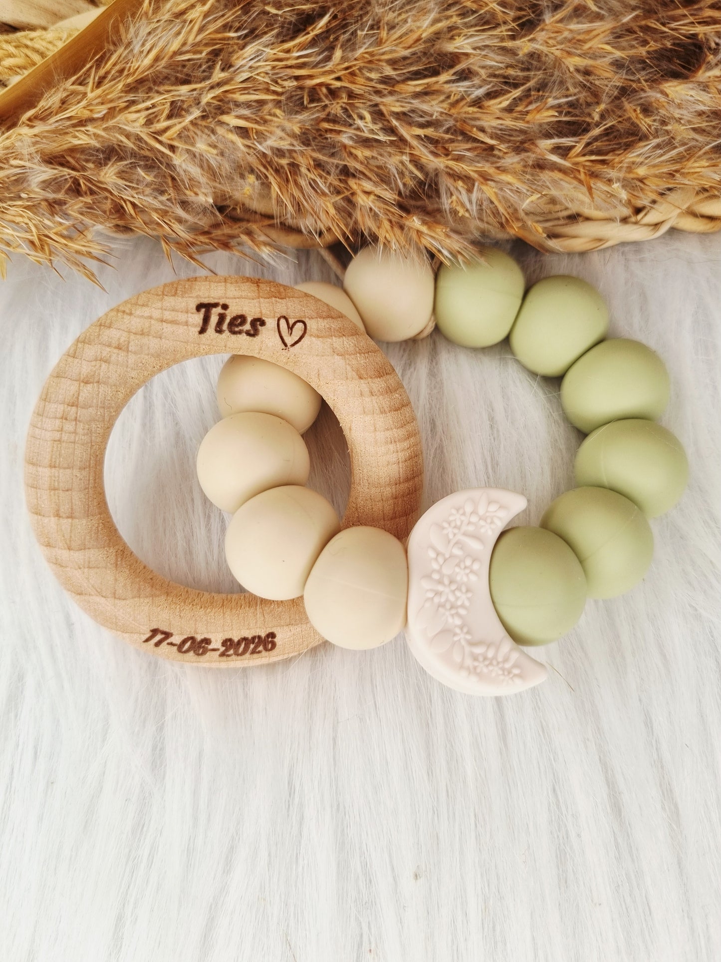 Bijtring gegraveerd maan off-white, sage, beige