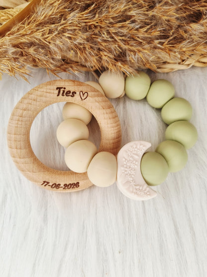Bijtring gegraveerd maan off-white, sage, beige