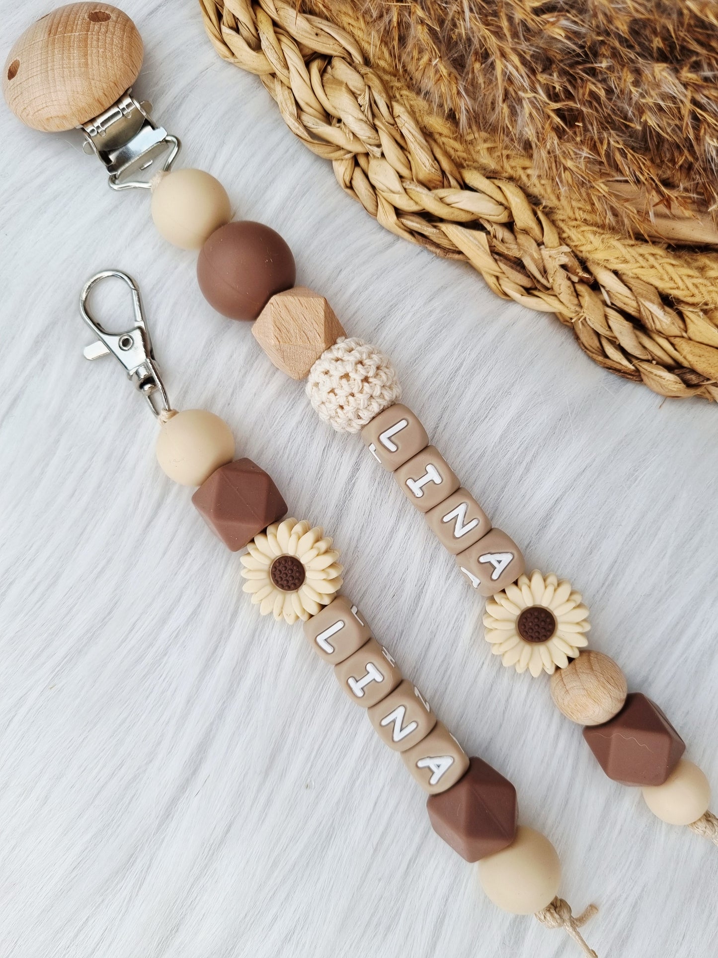 Speenkoord met naam daisy beige, brownie met bijpassende sleutelhanger 