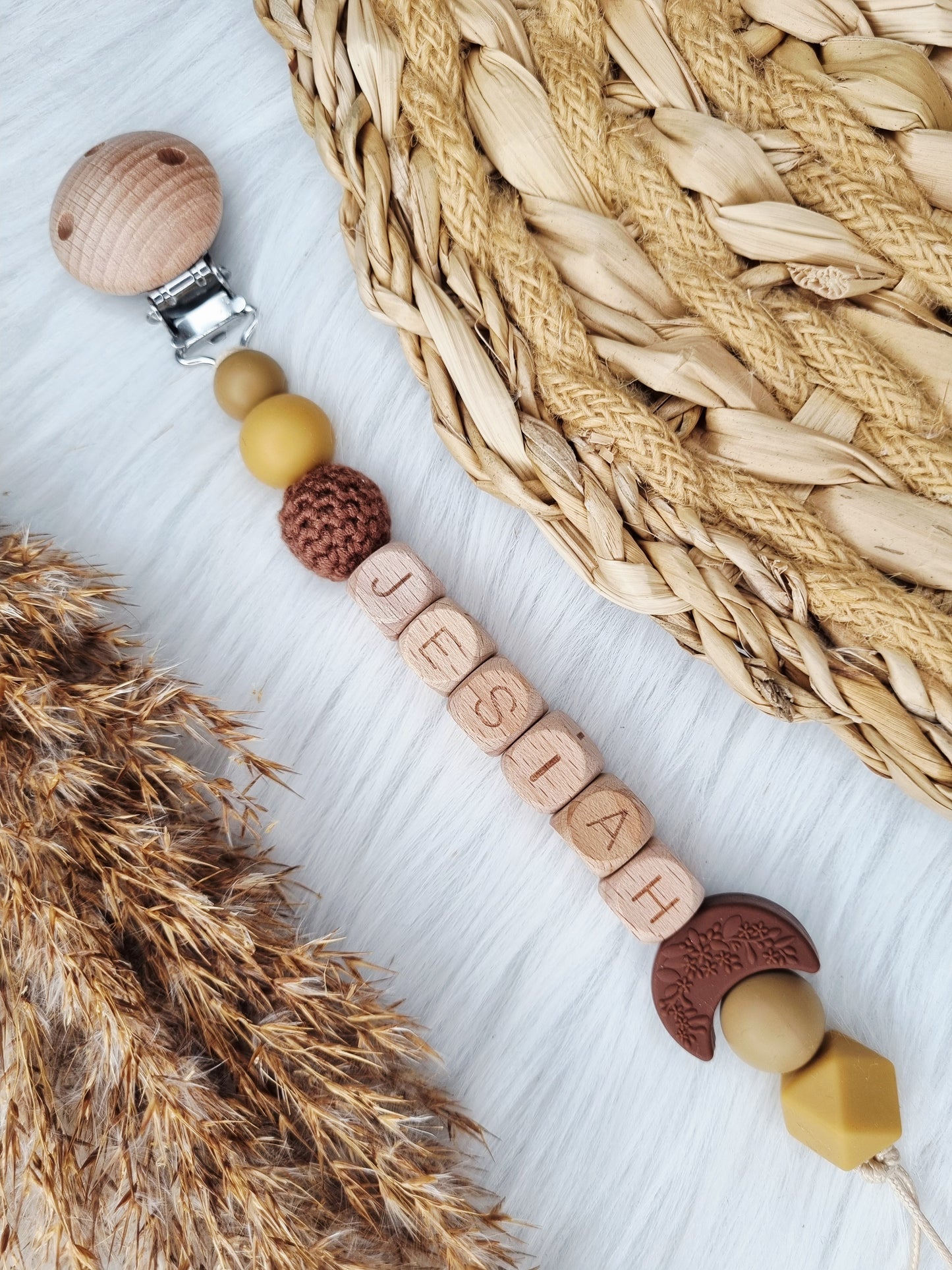 Speenkoord met naam figuurtje 
Maan bruin, cappuccino, camel