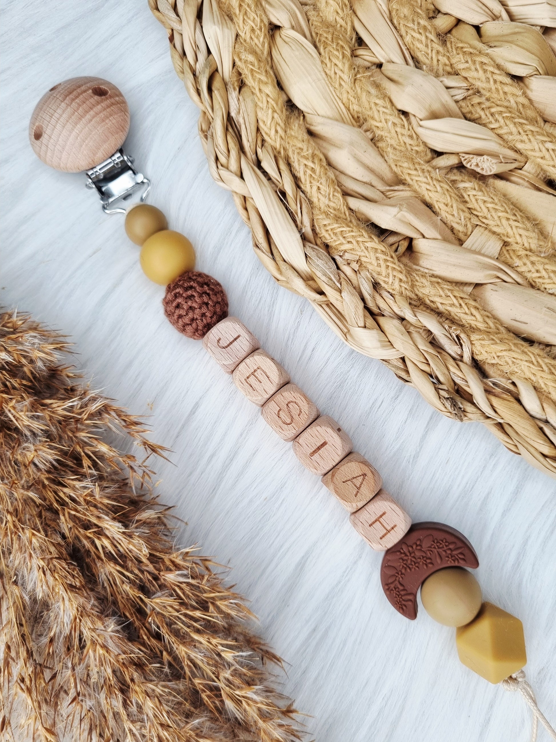 Speenkoord met naam figuurtje 
Maan bruin, cappuccino, camel