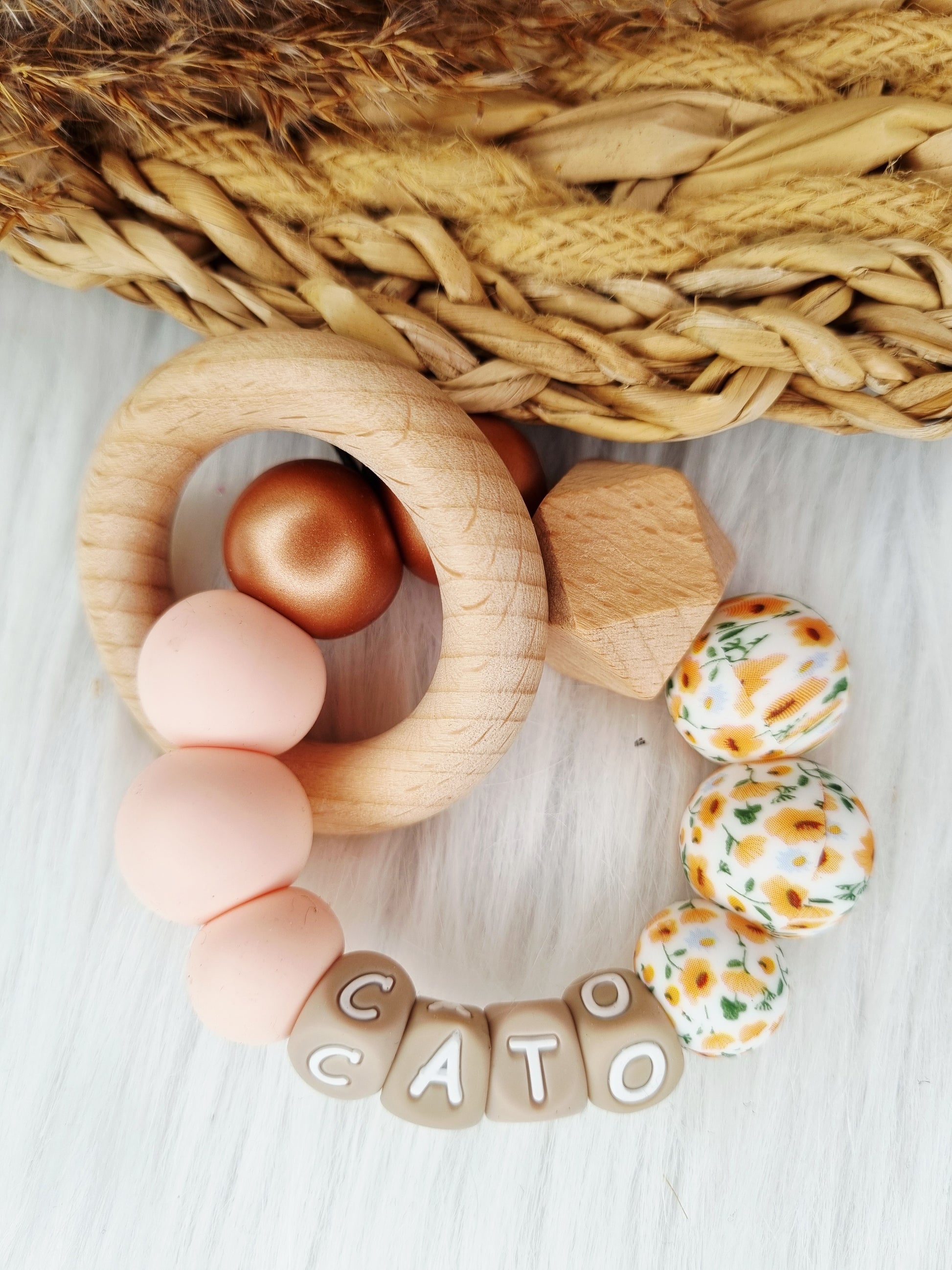 Bijtring met naam bloem oranje, metallic brons, light pink 