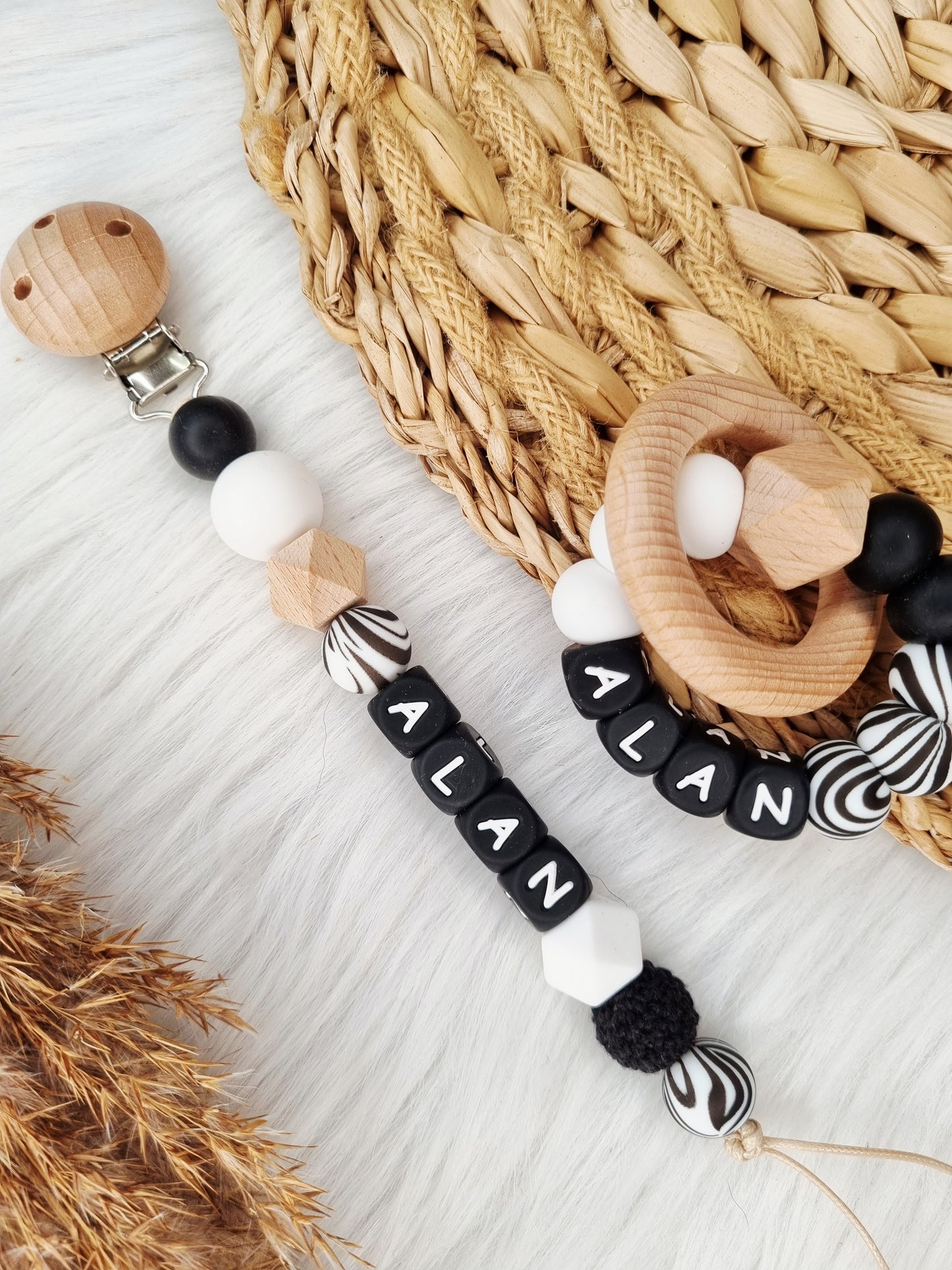 Speenkoord met naam - Zebra, wit, zwart met bijpassende bijtring