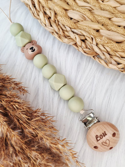 Newborn speenkoord gegraveerd met figuurtje (Jouw eigen ontwerp) beer, sage