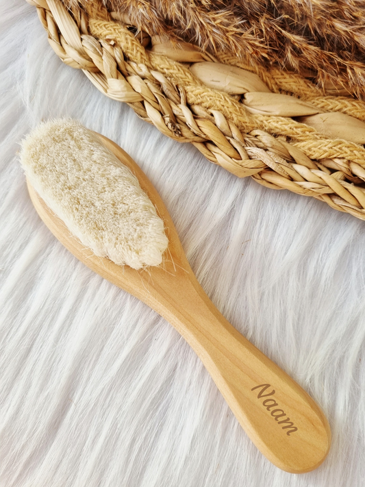 Houten babyborstel met naam (gegraveerd)