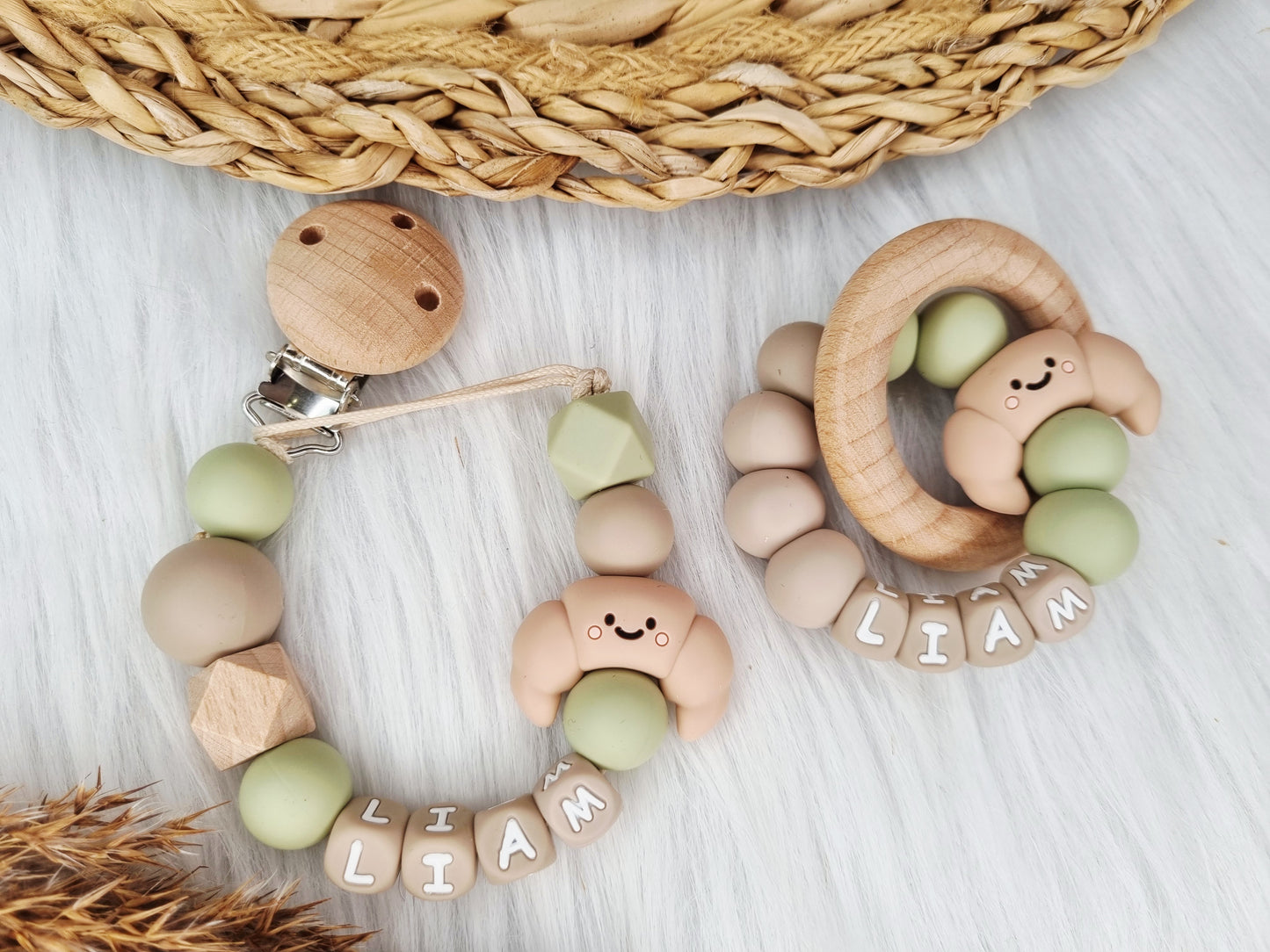 Bijtring met naam - Croissant sage, klei met bijpassende bijtring 