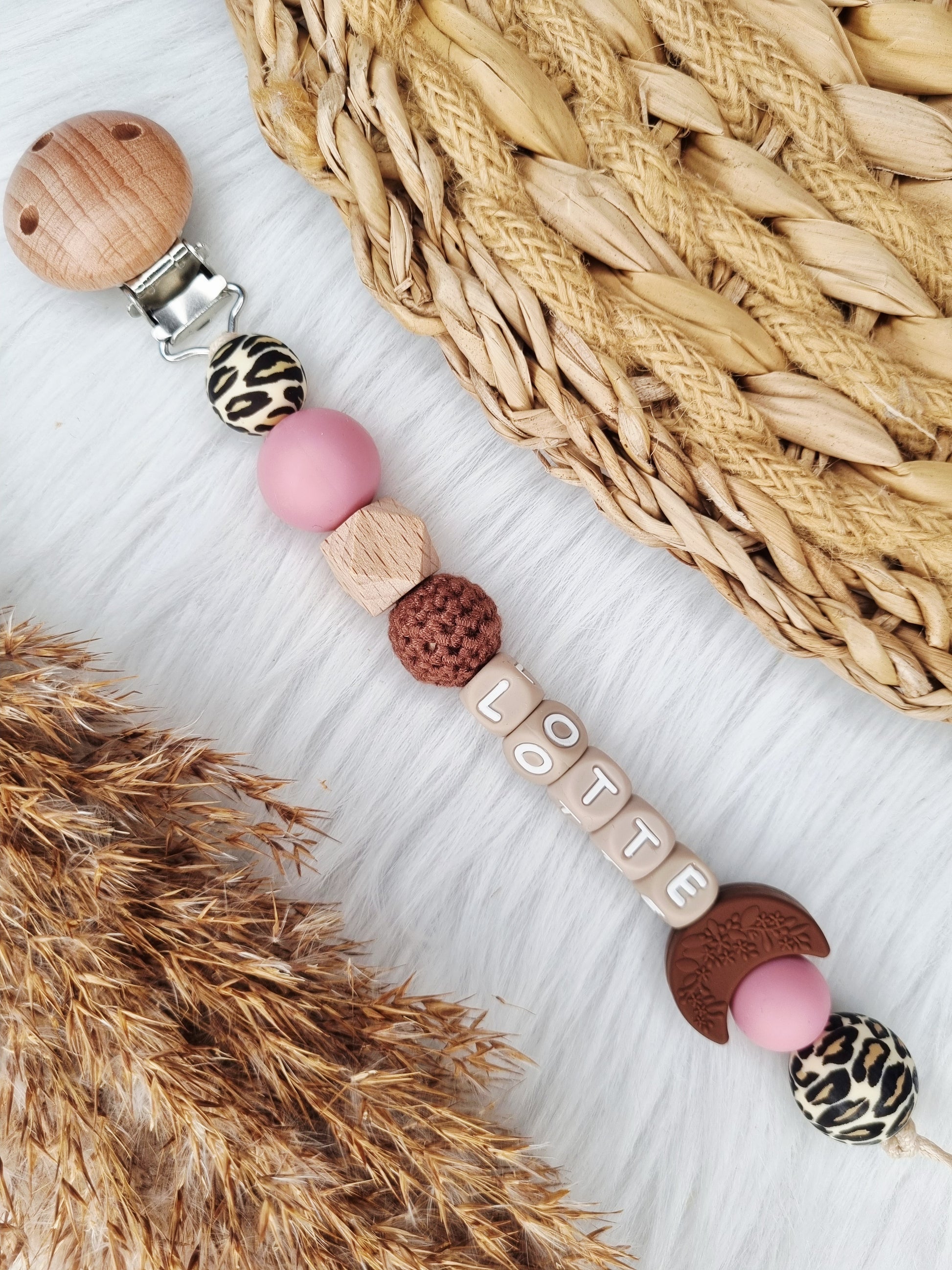 Speenkoord met naam jouw eigen ontwerp. Maan bruin, dusty rose, leopard 