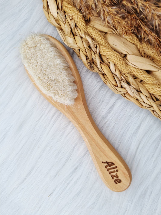 Houten babyborstel met naam gegraveerd 