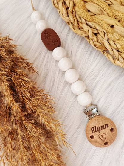 Newborn speenkoord gegraveerd met figuurtje (Jouw eigen ontwerp) ovaal bruin, glossy wit