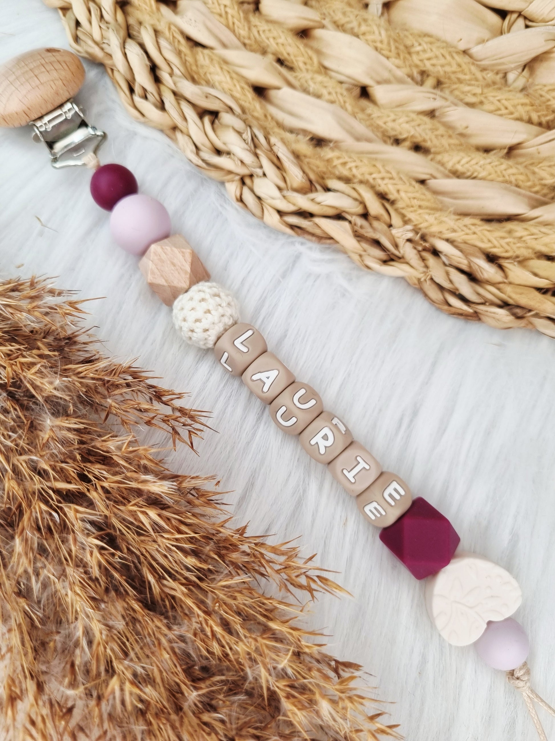 Speenkoord met naam figuurtje 
Hart off white, aubergine, lila