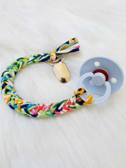gevlochten speenkoord  Met deze mooie gevlochten speenkoorden raakt jouw kleintje nooit zijn speentje meer kwijt.  Ze worden met veel liefde en zorg gemaakt. Wij vinden veiligheid erg belangrijk. Daarom controleren wij de speenkoorden zorgvuldig.  Deze unieke speenkoorden zijn lichtgewicht dus ideaal voor een newborn. De afgeronde clip is gemaakt van loodvrij metaal. Het katoen is 100% gerecyceld en daardoor maar in een beperkte oplage. speenketting, spenenkoord, nursery, speenkoord gevlochten jungle