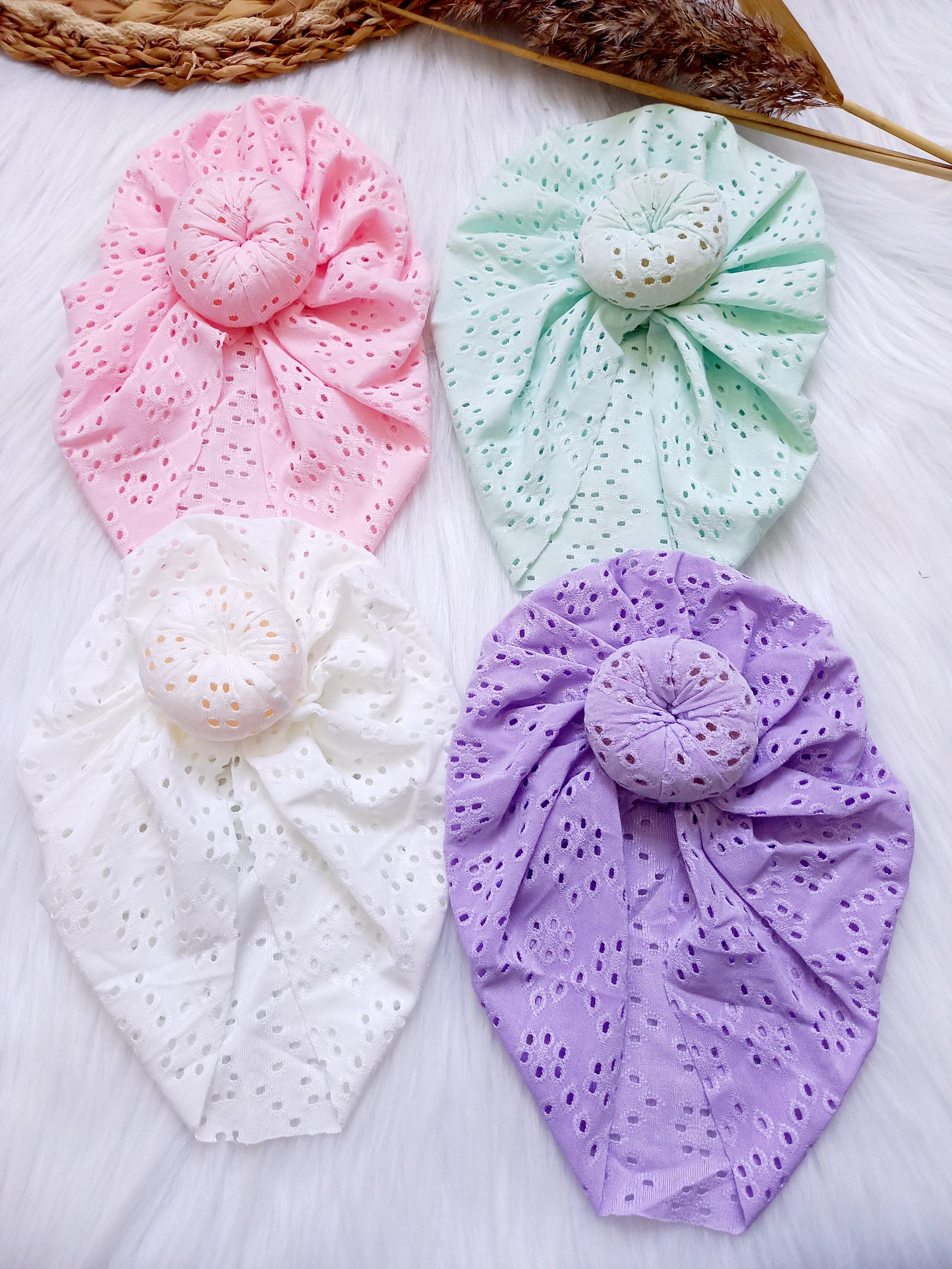 Deze leuke turbans zijn echt een musthave voor je kleintje. Ze zijn verkrijgbaar in verschillende kleuren zodat je het kan matchen bij het outfit van je kleintje. turban baby broderie donut