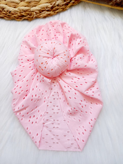 Deze leuke turbans zijn echt een musthave voor je kleintje. Ze zijn verkrijgbaar in verschillende kleuren zodat je het kan matchen bij het outfit van je kleintje. turban baby broderie donut babypink