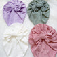 Deze leuke turbans zijn echt een musthave voor je kleintje. Ze zijn verkrijgbaar in verschillende kleuren zodat je het kan matchen bij het outfit van je kleintje. turban baby broderie strik 