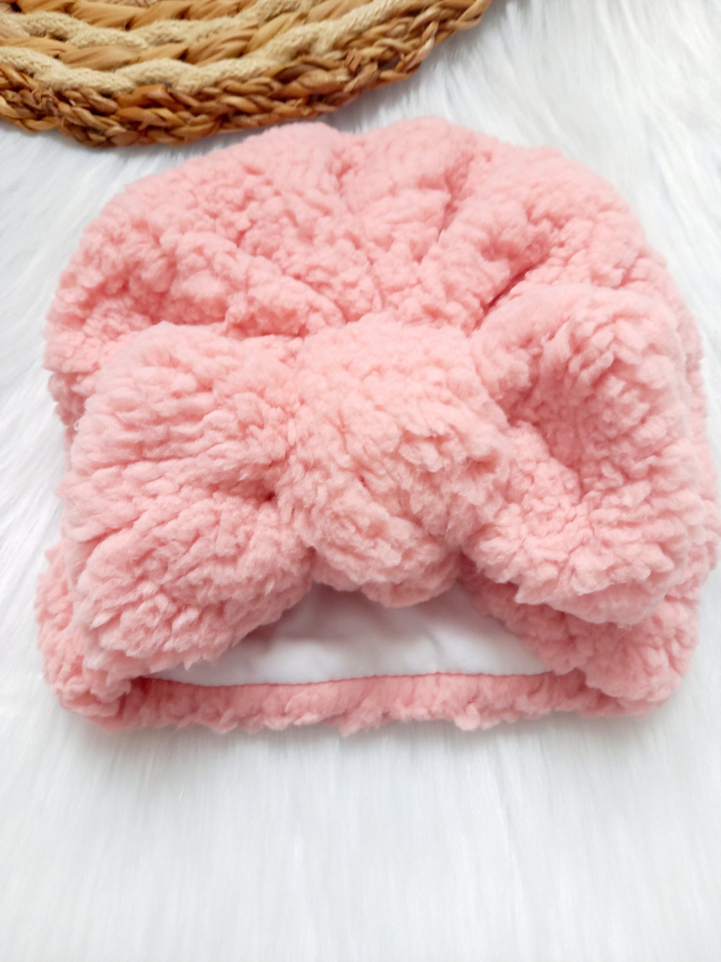 Turban teddy Lekker zachte teddy stof aan de buitenkant, de binnenkant is wit katoen. Zacht en warm en ziet er nog eens super leuk uit! turban baby muts roze