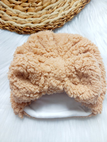 Turban teddy Lekker zachte teddy stof aan de buitenkant, de binnenkant is wit katoen. Zacht en warm en ziet er nog eens super leuk uit! turban baby muts beige