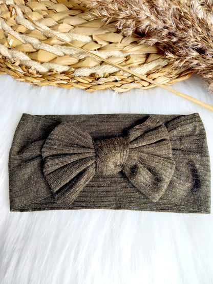 Dit super leuke haarbandjes voor kleine meisjes het is gemaakt van lekker zachte stof en stretcht lekker mee. Ze zijn verkrijgbaar in verschillende kleuren zodat je het kan matchen bij het outfit van je meisje. kinderhaarband, haaraccessoires, baby haarband, winterhaarband, Haarband twist, haarband lotte