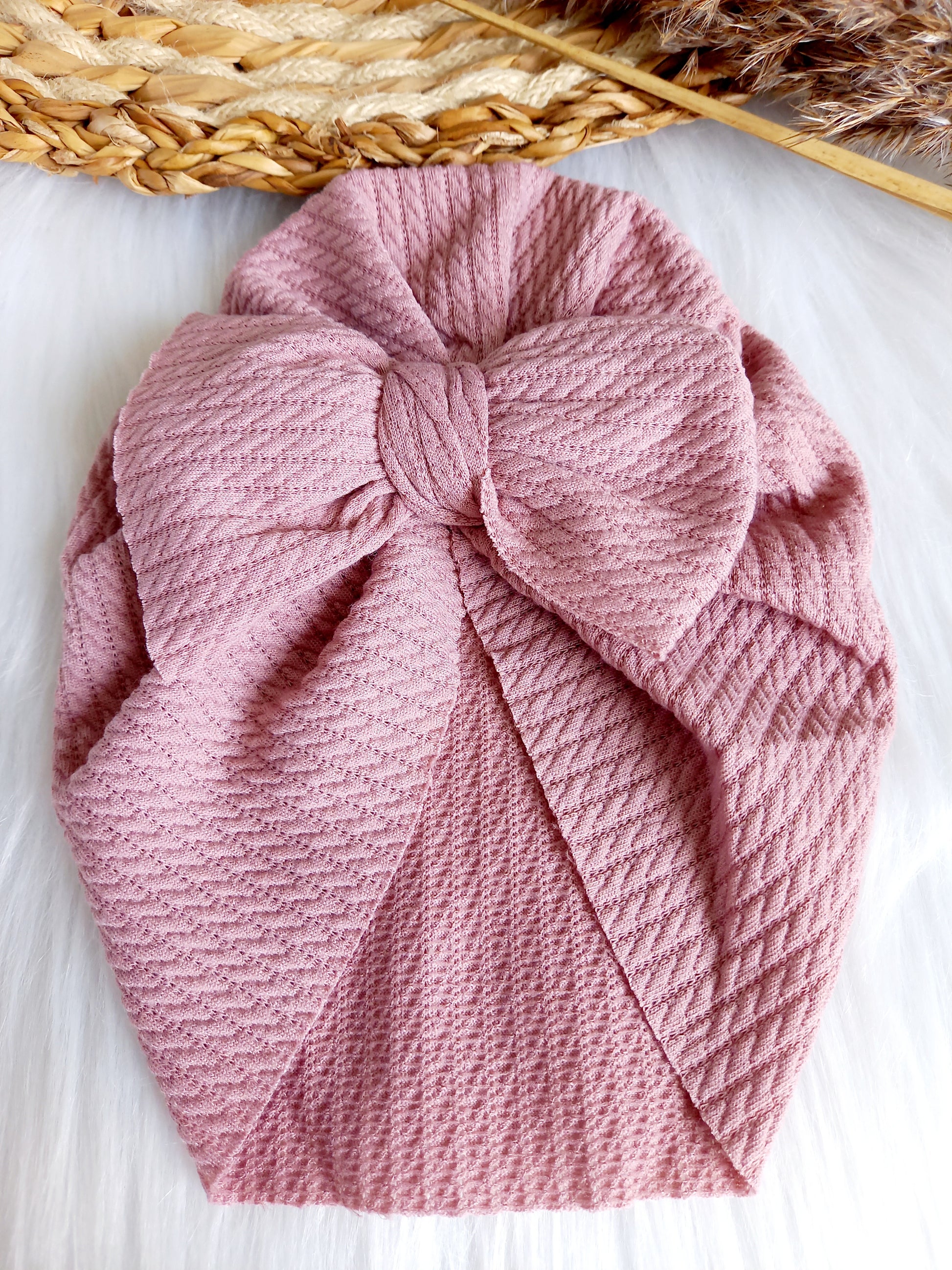 Deze leuke turbans zijn echt een musthave voor je kleintje. Ze zijn verkrijgbaar in verschillende kleuren zodat je het kan matchen bij het outfit van je kleintje. turban baby esmee oudroze