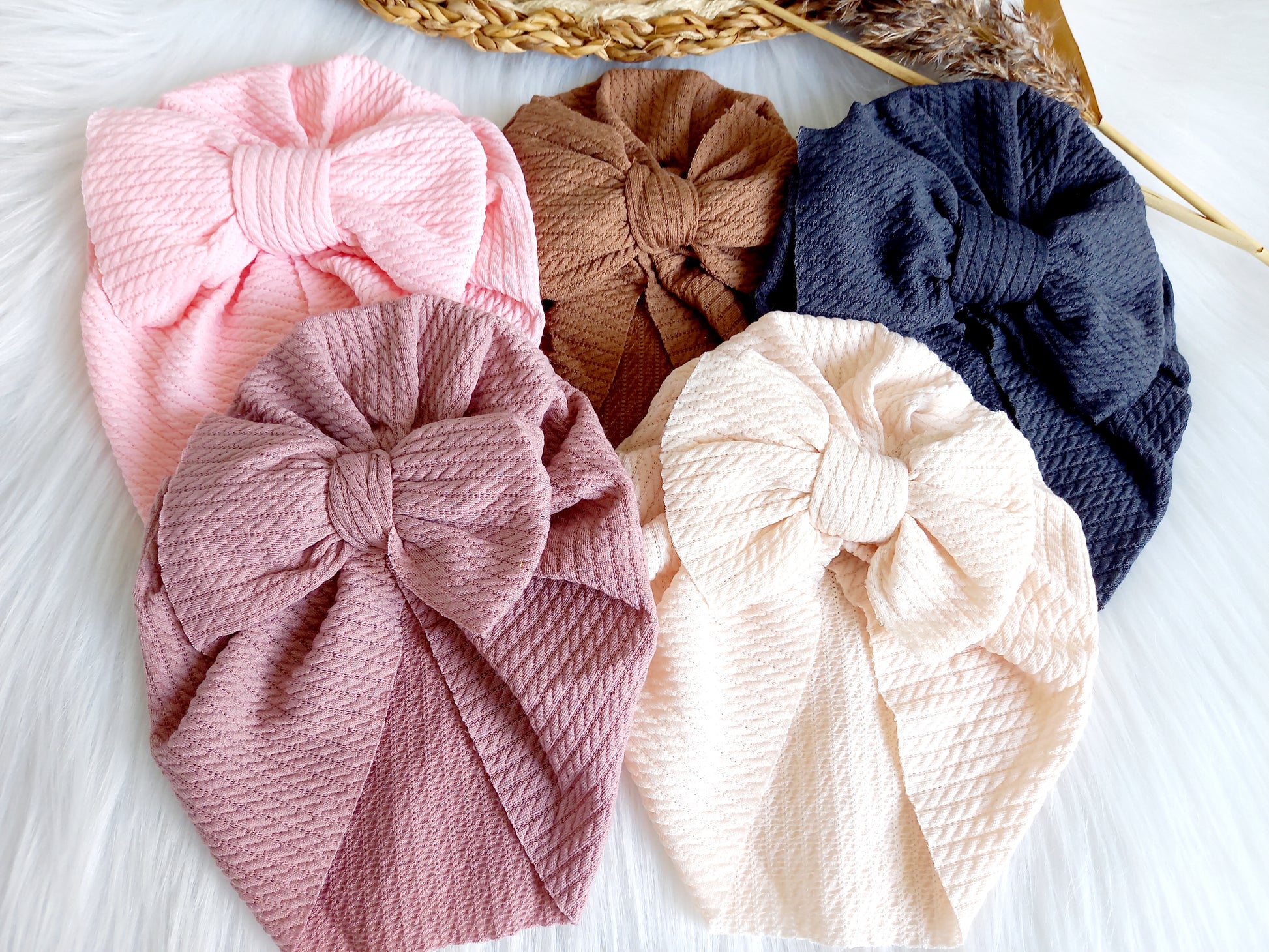 Deze leuke turbans zijn echt een musthave voor je kleintje. Ze zijn verkrijgbaar in verschillende kleuren zodat je het kan matchen bij het outfit van je kleintje. turban baby esmee 