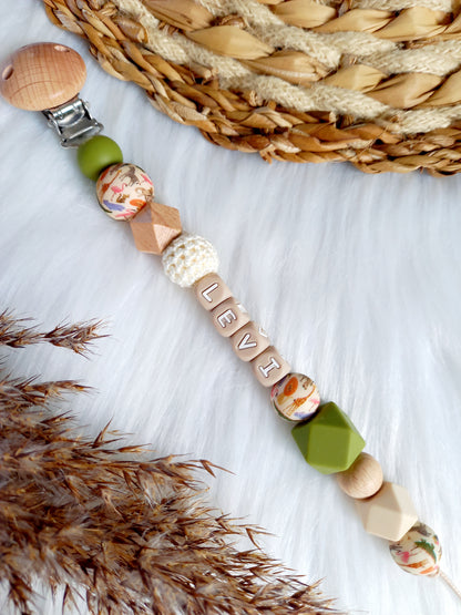 Met deze hippe speenkoord raak je je speen nooit meer kwijt. Hij is makkelijk te bevestigen op de kleding van je kleintje. Deze verantwoorde speenkoord is niet alleen handig maar ook heel hip. Speenketting, babyaccessoires, nursery, happy by lies, tuttenkoord, siliconen kralen. speenkoord met naam max safari