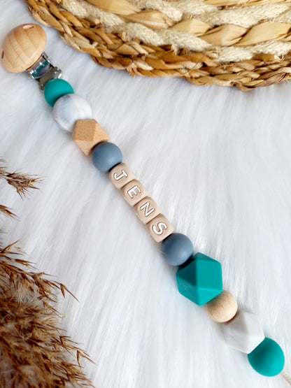 Met deze hippe speenkoord raak je je speen nooit meer kwijt. Hij is makkelijk te bevestigen op de kleding van je kleintje. Deze verantwoorde speenkoord is niet alleen handig maar ook heel hip. Speenketting, babyaccessoires, nursery, happy by lies, tuttenkoord, siliconen kralen. speenkoord met naam jens