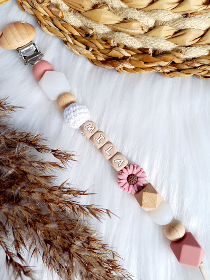 Met deze hippe speenkoord raak je je speen nooit meer kwijt. Hij is makkelijk te bevestigen op de kleding van je kleintje. Deze verantwoorde speenkoord is niet alleen handig maar ook heel hip. Speenketting, babyaccessoires, nursery, happy by lies, tuttenkoord, siliconen kralen. speenkoord met naam daisy powderblush/ clear