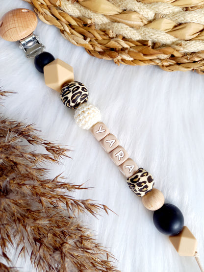 Met deze hippe speenkoord raak je je speen nooit meer kwijt. Hij is makkelijk te bevestigen op de kleding van je kleintje. Deze verantwoorde speenkoord is niet alleen handig maar ook heel hip. Speenketting, babyaccessoires, nursery, happy by lies, tuttenkoord, siliconen kralen. speenkoord met naam yara leopard