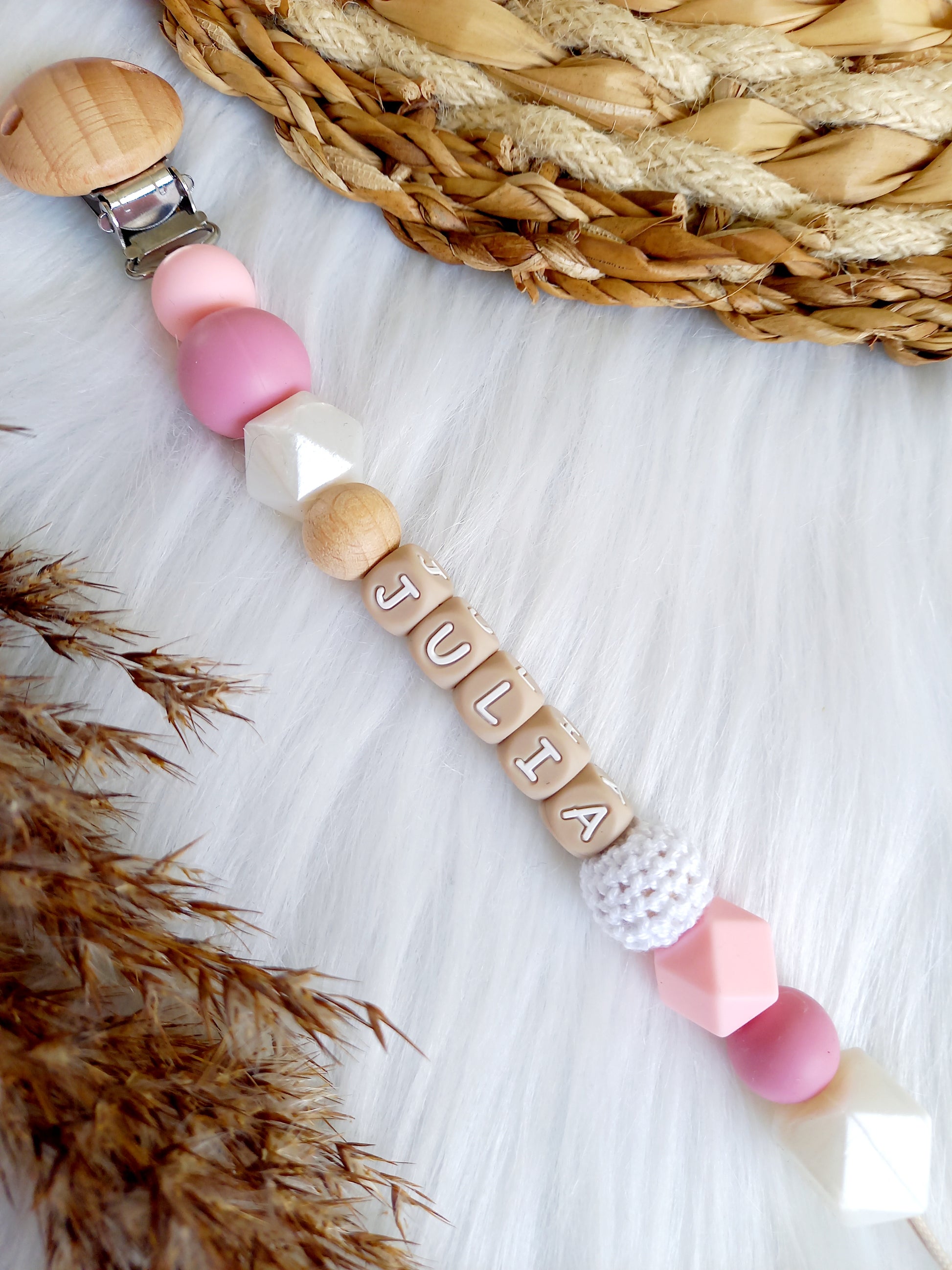 Met deze hippe speenkoord raak je je speen nooit meer kwijt. Hij is makkelijk te bevestigen op de kleding van je kleintje. Deze verantwoorde speenkoord is niet alleen handig maar ook heel hip. Speenketting, babyaccessoires, nursery, happy by lies, tuttenkoord, siliconen kralen. speenkoord met naam Julia parel/roze