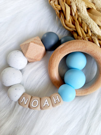 Bijtring met naam Noah, bijtspeeltje, doorkomende tandjes, siliconen bijtring, ce gecertificeerd, happy by lies, baby speelgoed, babyspeeltje, bpa-vrij