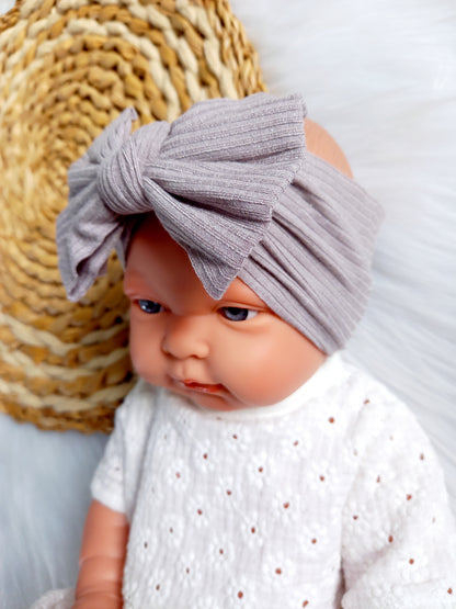 Dit super leuke haarbandjes voor kleine meisjes het is gemaakt van lekker zachte stof en stretcht lekker mee. Ze zijn verkrijgbaar in verschillende kleuren zodat je het kan matchen bij het outfit van je meisje. kinderhaarband, haaraccessoires, baby haarband, winterhaarband, Haarband twist, haarband lotte