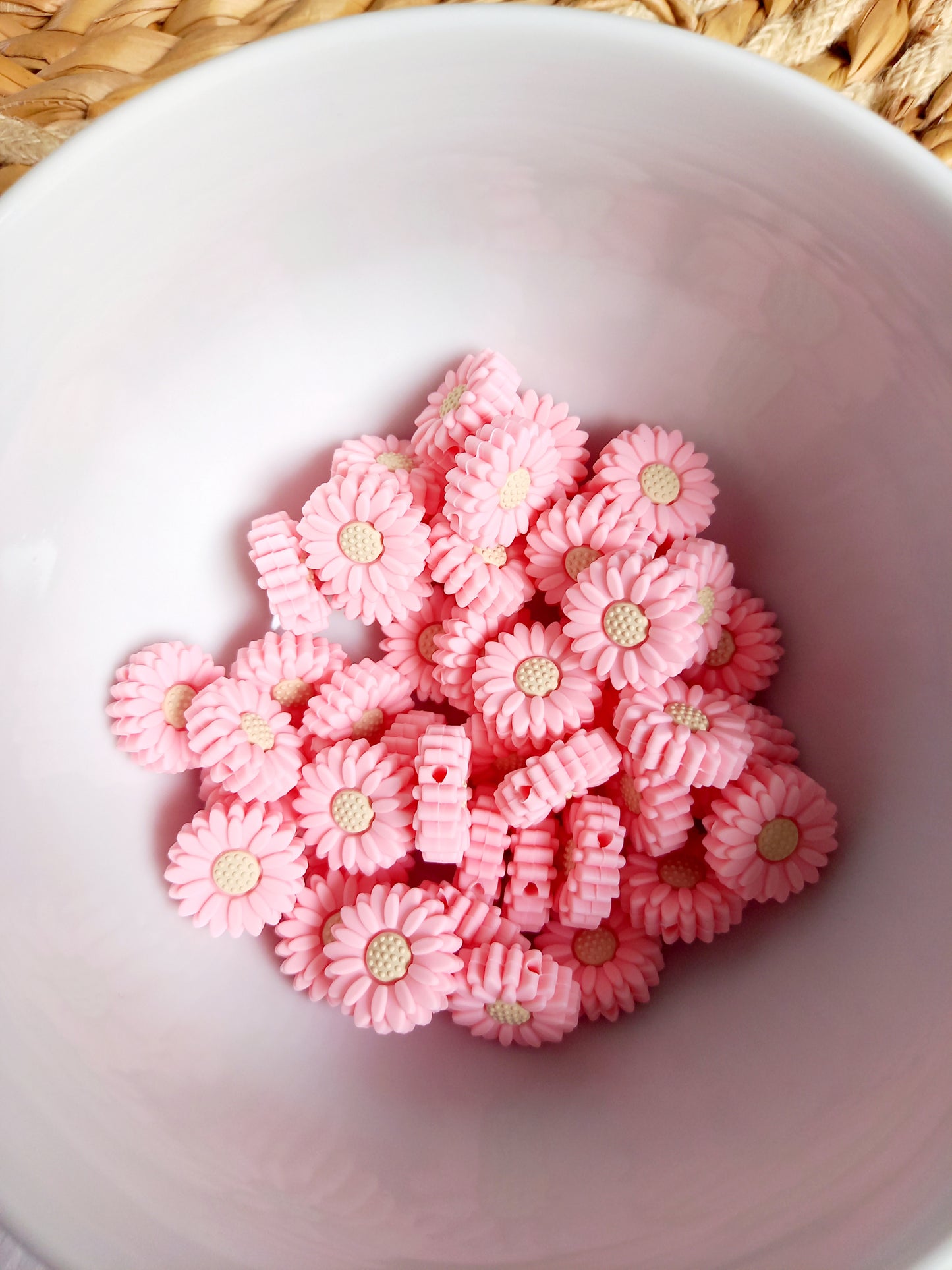 Met deze mooie siliconen daisy kralen kunt u de leukste creaties maken voor uw kleintje. Ze zijn geschikt voor: Speenkoorden, wagenspanners, bijtringen, diy, siliconen kraal daisy babypink