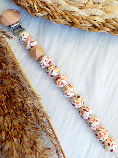 Met deze hippe speenkoord raak je je speen nooit meer kwijt. Hij is makkelijk te bevestigen op de kleding van je kleintje. Deze verantwoorde speenkoord is niet alleen handig maar ook heel hip. Speenketting, babyaccessoires, nursery, happy by lies, tuttenkoord, siliconen kralen. speenkoord met naam uni, kies je kleuren zelf