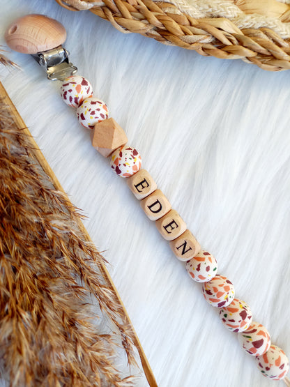 Met deze hippe speenkoord raak je je speen nooit meer kwijt. Hij is makkelijk te bevestigen op de kleding van je kleintje. Deze verantwoorde speenkoord is niet alleen handig maar ook heel hip. Speenketting, babyaccessoires, nursery, happy by lies, tuttenkoord, siliconen kralen. speenkoord met naam uni, kies je kleuren zelf