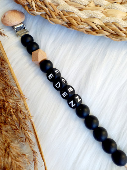 Met deze hippe speenkoord raak je je speen nooit meer kwijt. Hij is makkelijk te bevestigen op de kleding van je kleintje. Deze verantwoorde speenkoord is niet alleen handig maar ook heel hip. Speenketting, babyaccessoires, nursery, happy by lies, tuttenkoord, siliconen kralen. speenkoord met naam uni, kies je kleuren zelf