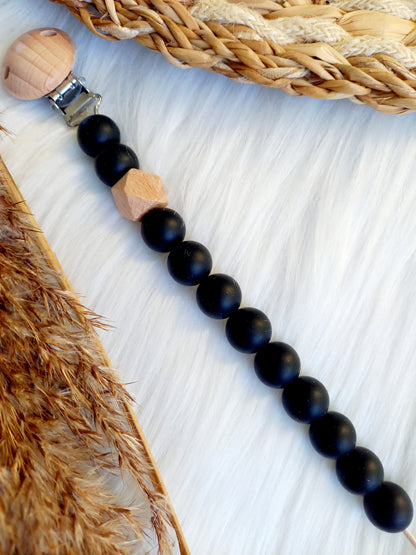 Met deze hippe speenkoord raak je je speen nooit meer kwijt. Hij is makkelijk te bevestigen op de kleding van je kleintje. Deze verantwoorde speenkoord is niet alleen handig maar ook heel hip. Speenketting, babyaccessoires, nursery, happy by lies, tuttenkoord, siliconen kralen. speenkoord met naam uni, kies je kleuren zelf