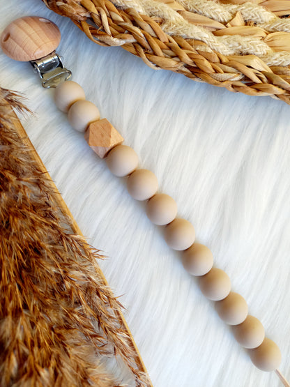 Met deze hippe speenkoord raak je je speen nooit meer kwijt. Hij is makkelijk te bevestigen op de kleding van je kleintje. Deze verantwoorde speenkoord is niet alleen handig maar ook heel hip. Speenketting, babyaccessoires, nursery, happy by lies, tuttenkoord, siliconen kralen. speenkoord met naam uni, kies je kleuren zelf