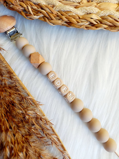 Met deze hippe speenkoord raak je je speen nooit meer kwijt. Hij is makkelijk te bevestigen op de kleding van je kleintje. Deze verantwoorde speenkoord is niet alleen handig maar ook heel hip. Speenketting, babyaccessoires, nursery, happy by lies, tuttenkoord, siliconen kralen. speenkoord met naam uni, kies je kleuren zelf