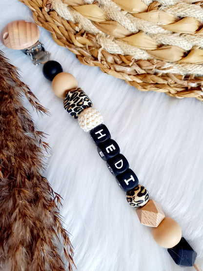Met deze hippe speenkoord raak je je speen nooit meer kwijt. Hij is makkelijk te bevestigen op de kleding van je kleintje. Deze verantwoorde speenkoord is niet alleen handig maar ook heel hip. Speenketting, babyaccessoires, nursery, happy by lies, tuttenkoord, siliconen kralen. speenkoord met naam yara leopard