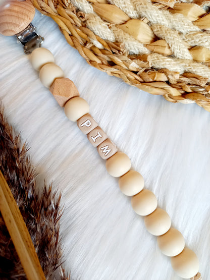 Met deze hippe speenkoord raak je je speen nooit meer kwijt. Hij is makkelijk te bevestigen op de kleding van je kleintje. Deze verantwoorde speenkoord is niet alleen handig maar ook heel hip. Speenketting, babyaccessoires, nursery, happy by lies, tuttenkoord, siliconen kralen. speenkoord met naam uni, kies je kleuren zelf