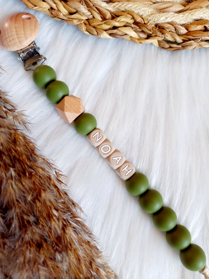 Met deze hippe speenkoord raak je je speen nooit meer kwijt. Hij is makkelijk te bevestigen op de kleding van je kleintje. Deze verantwoorde speenkoord is niet alleen handig maar ook heel hip. Speenketting, babyaccessoires, nursery, happy by lies, tuttenkoord, siliconen kralen. speenkoord met naam uni, kies je kleuren zelf