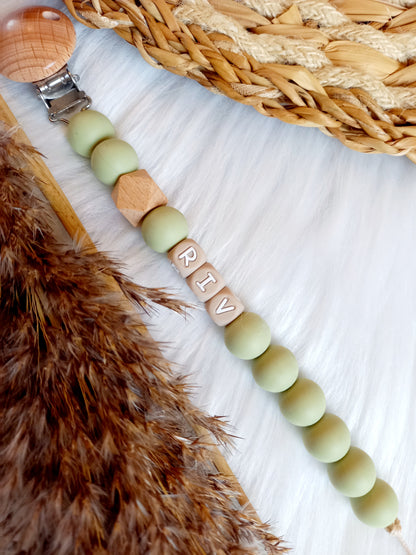 Met deze hippe speenkoord raak je je speen nooit meer kwijt. Hij is makkelijk te bevestigen op de kleding van je kleintje. Deze verantwoorde speenkoord is niet alleen handig maar ook heel hip. Speenketting, babyaccessoires, nursery, happy by lies, tuttenkoord, siliconen kralen. speenkoord met naam uni, kies je kleuren zelf