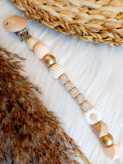 Met deze hippe speenkoord raak je je speen nooit meer kwijt. Hij is makkelijk te bevestigen op de kleding van je kleintje. Deze verantwoorde speenkoord is niet alleen handig maar ook heel hip. Speenketting, babyaccessoires, nursery, happy by lies, tuttenkoord, siliconen kralen. speenkoord met naam daisy, kies je kleuren zelf