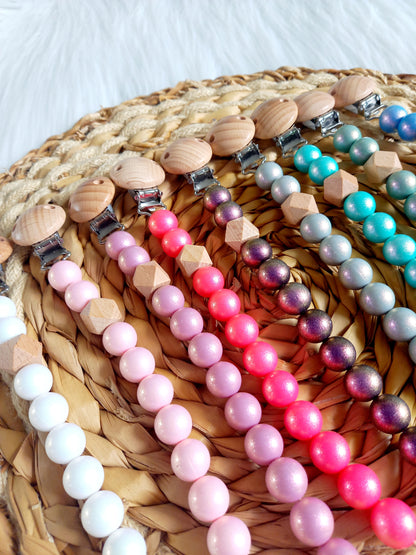 Met deze hippe speenkoord raak je je speen nooit meer kwijt. Hij is makkelijk te bevestigen op de kleding van je kleintje. Deze verantwoorde speenkoord is niet alleen handig maar ook heel hip. Speenketting, babyaccessoires, nursery, happy by lies, tuttenkoord, siliconen kralen. speenkoord met naam uni glossy