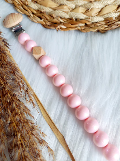 Met deze hippe speenkoord raak je je speen nooit meer kwijt. Hij is makkelijk te bevestigen op de kleding van je kleintje. Deze verantwoorde speenkoord is niet alleen handig maar ook heel hip. Speenketting, babyaccessoires, nursery, happy by lies, tuttenkoord, siliconen kralen. speenkoord met naam uni glossy babypink