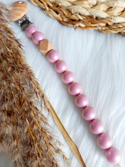 Met deze hippe speenkoord raak je je speen nooit meer kwijt. Hij is makkelijk te bevestigen op de kleding van je kleintje. Deze verantwoorde speenkoord is niet alleen handig maar ook heel hip. Speenketting, babyaccessoires, nursery, happy by lies, tuttenkoord, siliconen kralen. speenkoord met naam uni glossy oudroze