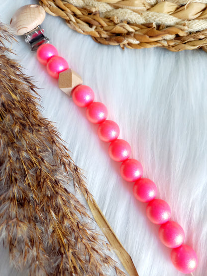 Met deze hippe speenkoord raak je je speen nooit meer kwijt. Hij is makkelijk te bevestigen op de kleding van je kleintje. Deze verantwoorde speenkoord is niet alleen handig maar ook heel hip. Speenketting, babyaccessoires, nursery, happy by lies, tuttenkoord, siliconen kralen. speenkoord met naam uni glossy felroze