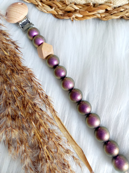 Met deze hippe speenkoord raak je je speen nooit meer kwijt. Hij is makkelijk te bevestigen op de kleding van je kleintje. Deze verantwoorde speenkoord is niet alleen handig maar ook heel hip. Speenketting, babyaccessoires, nursery, happy by lies, tuttenkoord, siliconen kralen. speenkoord met naam uni glossy oil