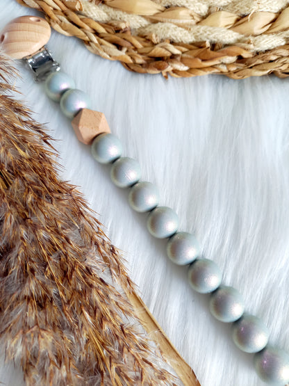 Met deze hippe speenkoord raak je je speen nooit meer kwijt. Hij is makkelijk te bevestigen op de kleding van je kleintje. Deze verantwoorde speenkoord is niet alleen handig maar ook heel hip. Speenketting, babyaccessoires, nursery, happy by lies, tuttenkoord, siliconen kralen. speenkoord met naam uni glossy grijs