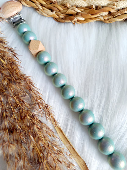 Met deze hippe speenkoord raak je je speen nooit meer kwijt. Hij is makkelijk te bevestigen op de kleding van je kleintje. Deze verantwoorde speenkoord is niet alleen handig maar ook heel hip. Speenketting, babyaccessoires, nursery, happy by lies, tuttenkoord, siliconen kralen. speenkoord met naam uni glossy grijs/groen