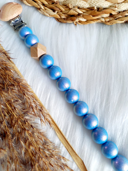 Met deze hippe speenkoord raak je je speen nooit meer kwijt. Hij is makkelijk te bevestigen op de kleding van je kleintje. Deze verantwoorde speenkoord is niet alleen handig maar ook heel hip. Speenketting, babyaccessoires, nursery, happy by lies, tuttenkoord, siliconen kralen. speenkoord met naam uni glossy blauw